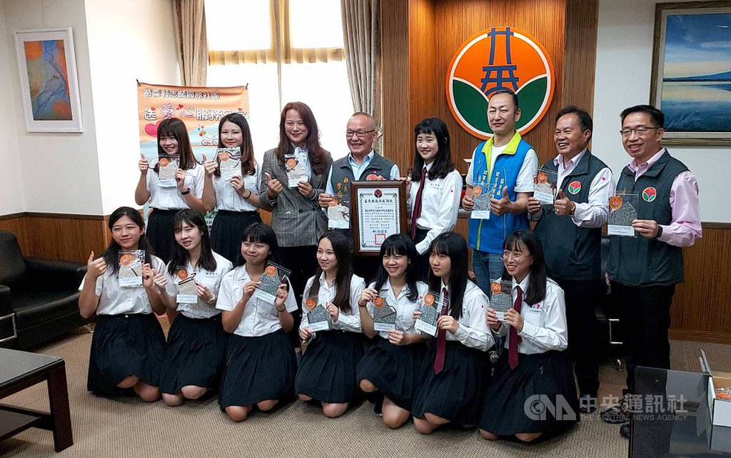 新竹女中社會服務社發起製作愛心布口罩套活動,因校內不少學生來自苗栗,決定捐贈800個布口罩套給苗栗的獨居長者,31日由苗栗縣長徐耀昌(後左4)代表受贈。中央社記者管瑞平攝 109年3月31日