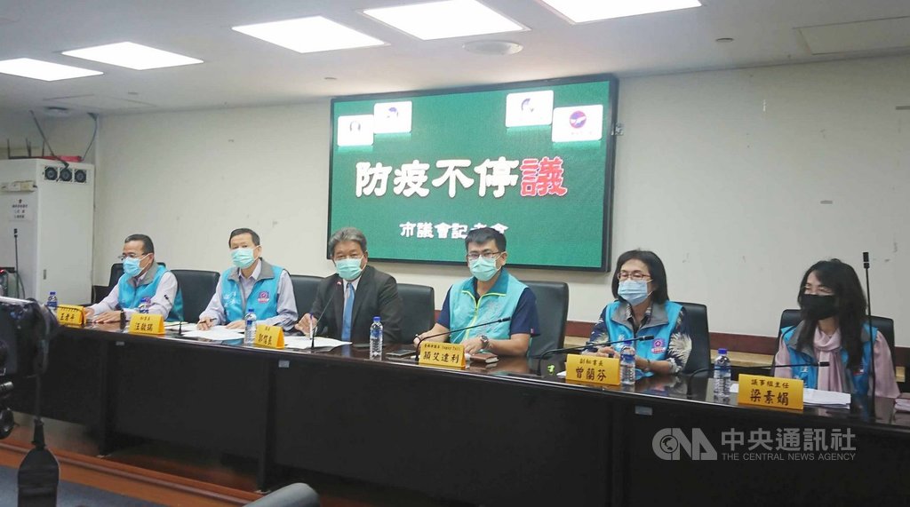 2019冠狀病毒疾病(COVID-19,武漢肺炎)疫情延燒,台南市議會議長郭信良(左3)31日舉行記者會宣布,台南市議會「防疫不停議」,預定4月30日開議的定期大會將如期舉行。中央社記者張榮祥台南攝 109年3月31日