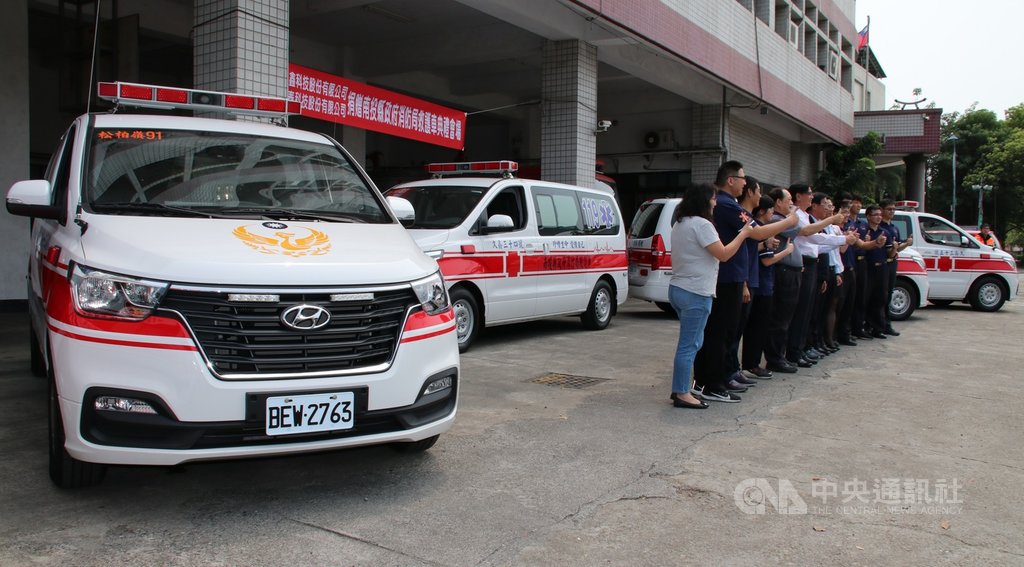 南投縣政府消防局31日獲贈5輛救護車,以替換5個分隊舊車,總價值逾新台幣800萬元。中央社記者蕭博陽南投攝 109年3月31日