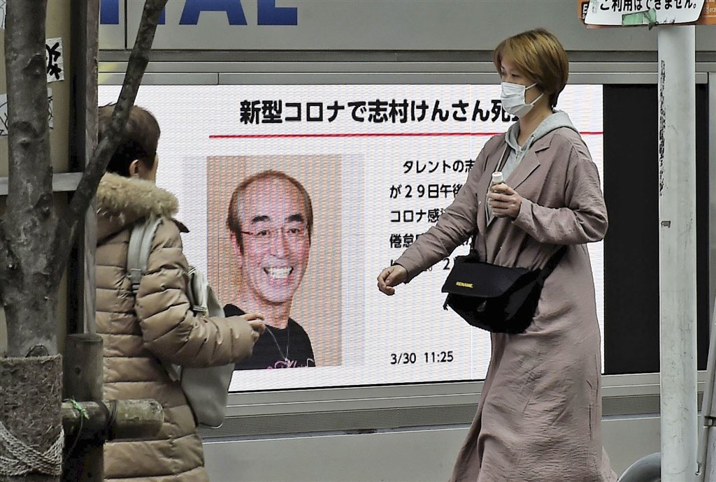 日本喜劇天王志村健因2019冠狀病毒疾病(COVID-19)引發肺炎,29日晚間在東京新宿區一家醫院病逝,享壽70歲。圖為日本電視牆上播報志村健過世消息。(共同社提供)