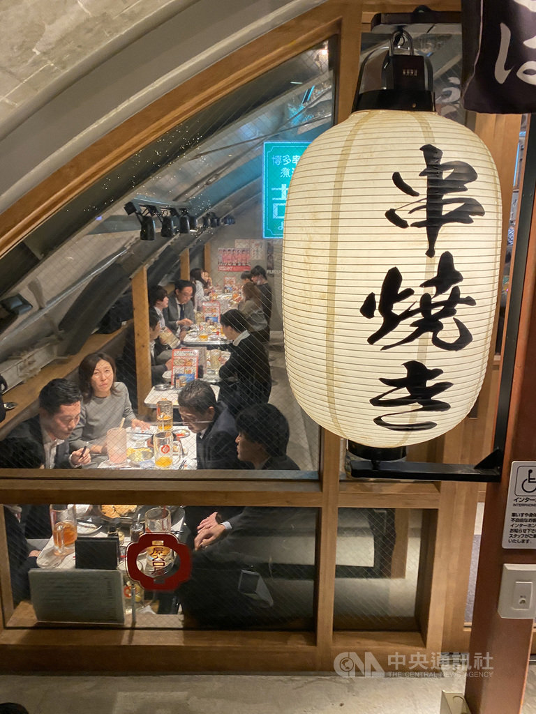 日本武漢肺炎疫情擴大,31日日本全國新增224人確診;東京添78人確診,雙雙創單日新高。圖為東京新橋餐館仍可見眾多顧客。中央社記者楊明珠東京攝 109年3月31日