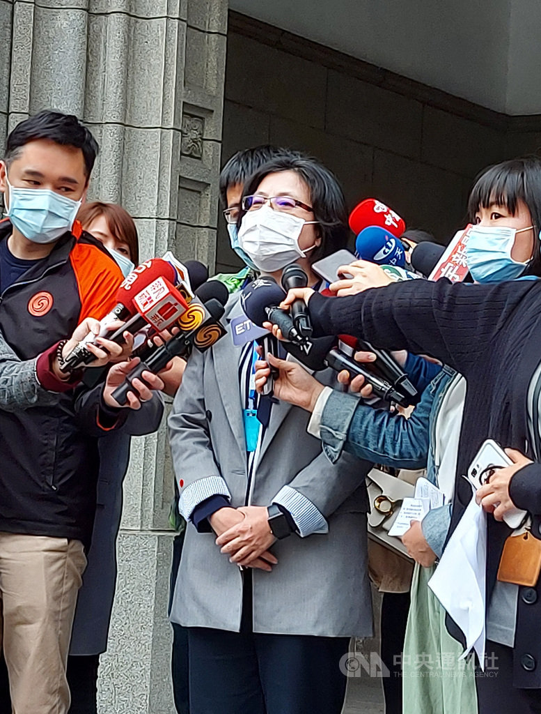 國立台灣師範大學31日證實校內一名學生確診武漢肺炎,台師大學務長林玫君(中)下午出面接受媒體訪問,說明因應措施。中央社記者許秩維攝 109年3月31日
