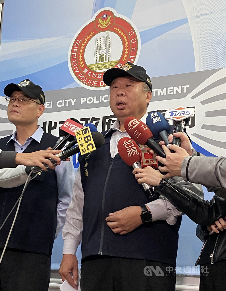 台北市板信商業銀行大直分行30日發生搶案,逃逸歹徒31日落網。台北市警察局中山分局偵查隊隊長吳坤財(右)31日晚間表示,因犯案用的改造槍與部分贓款仍不知去向,持續積極追查中。中央社記者黃麗芸攝 109年3月31日