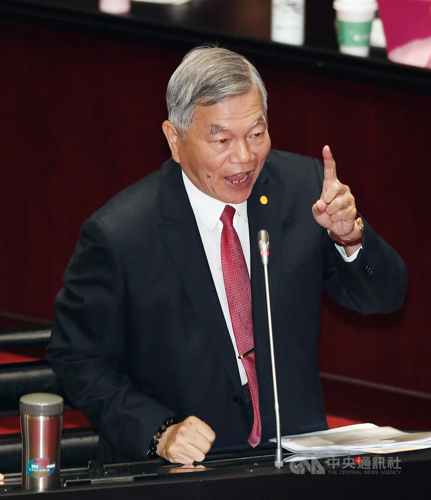 國民黨立委陳雪生盼政府協助離島打造電商專區等,經濟部長沈榮津(圖)31日在立法院回應表示,所謂海運快遞的電商專區,從經濟部角度來看,會來輔導物流業者跟跨境電商,提供協助。中央社記者施宗暉攝 109年3月31日
