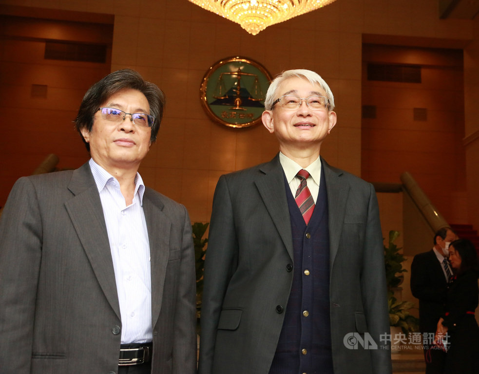 最高法院院長鄭玉山(前右)日前向總統蔡英文請辭獲准並辦理退休,4月1日生效,總統31日特任最高法院庭長吳燦(左)接任。鄭玉山下午與同仁辭行時,應媒體要求與吳燦合影。中央社記者蕭博文攝 109年3月31日