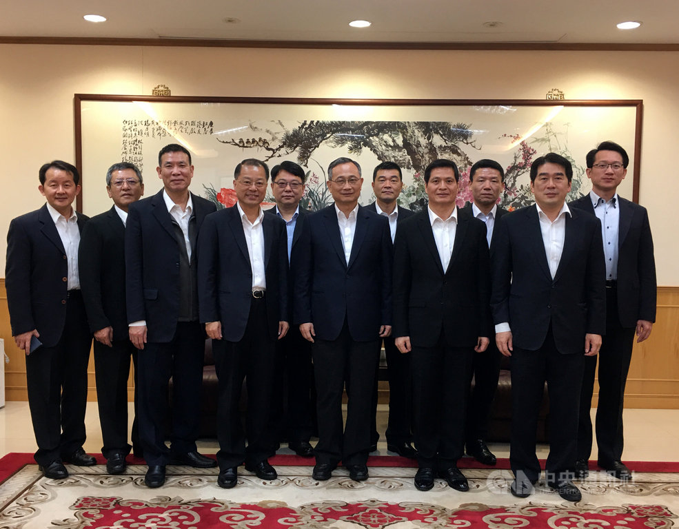台北市中山區北安路的板信銀行30日發生搶案,歹徒行搶得手約新台幣80萬元後逃逸,警方全力追緝中。警政署長陳家欽(中)31日表示,唯有儘速破案,才能預防犯罪再度發生。(刑事局提供)中央社記者黃麗芸傳真 109年3月31日