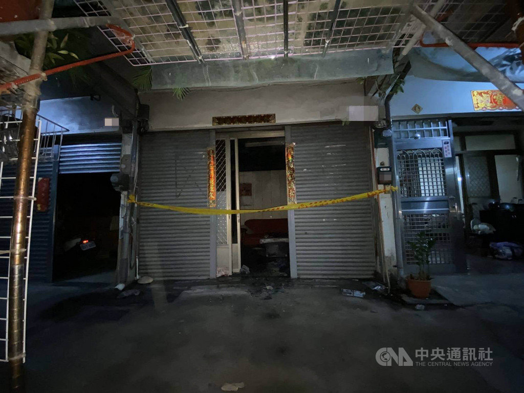 台中市太平區一處民宅1日凌晨發生火警,消防人員撲滅火勢後,在屋內2樓發現2具焦屍,因外觀難以辨別特徵,警方查證身分中,並在現場拉起封鎖線勘查鑑驗。(民眾提供)中央社記者趙麗妍傳真 109年4月1日