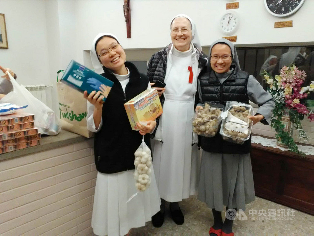 天主教靈醫會在羅馬的修女養老院已有多名修女發燒,駐教廷大使館昨天緊急提供藥品、乾糧等物資,修女們非常感動。(駐教廷大使館提供)中央社記者黃雅詩梵蒂岡傳真 109年4月1日