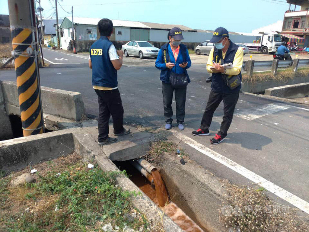 高雄市環保局近日稽查林園區渠道,發現近海邊一處排水道呈現橘紅色水流,但採樣檢測水質並無有機污染,經查發現是養殖場引用海水清洗管線廢水,造成下游水色被染紅,將依法裁處。(環保局提供)中央社記者王淑芬傳真 109年4月1日