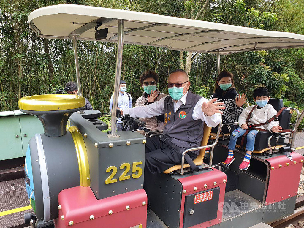 苗栗縣舊山線鐵道自行車1日發表專屬安全座椅,開放3至6歲幼童搭乘,縣長徐耀昌(前右)偕妻子蔡麗卿和寶貝外孫共同體驗。中央社記者管瑞平攝 109年4月1日
