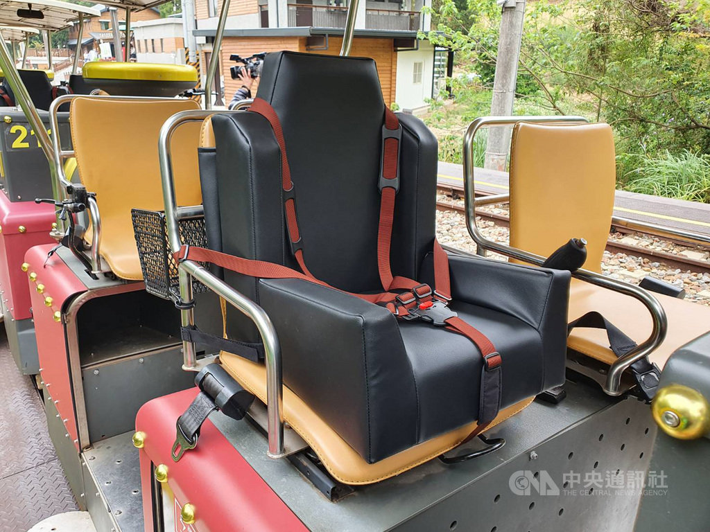 苗栗縣舊山線鐵道自行車正式營運以來,基於安全考量禁止7歲以下及身高未滿110公分幼童搭乘,營運廠商為此開發附有5點式安全帶幼童專屬安全座椅,經苗栗縣政府社會處審核通過1日啟用,並宣告調降開放搭乘年齡為3歲以上。中央社記者管瑞平攝 109年4月1日