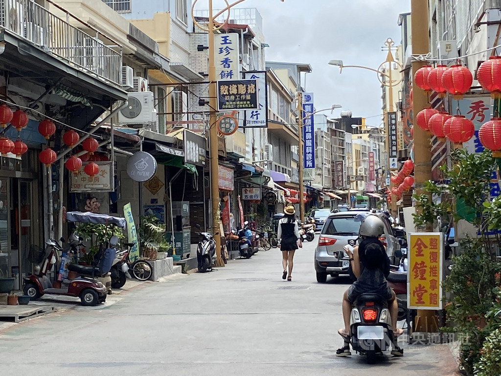 屏東縣恆春鎮日前有民眾在群組轉傳恆春老街某店家兒子自日本返台,為武漢肺炎確診個案,恆春警方獲報展開調查,證實為謠言,已傳訊散播不實訊息的2人,依法送辦。中央社記者郭芷瑄攝 109年4月1日