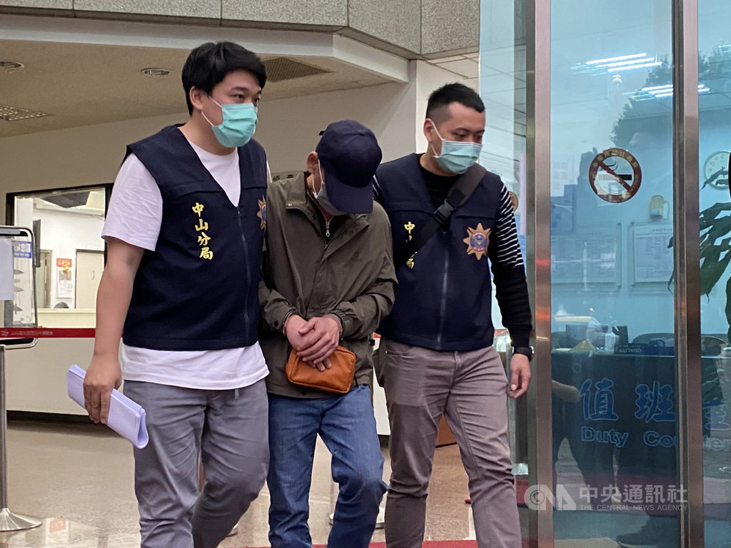 犯下板信商業銀行大直分行搶案的陳嫌(中)3月31日落網,他到案後心情平靜,僅說擔心因此連累家人,警方做完筆錄後於1日下午近6時許將他移送北檢偵辦。中央社記者黃麗芸攝 109年4月1日