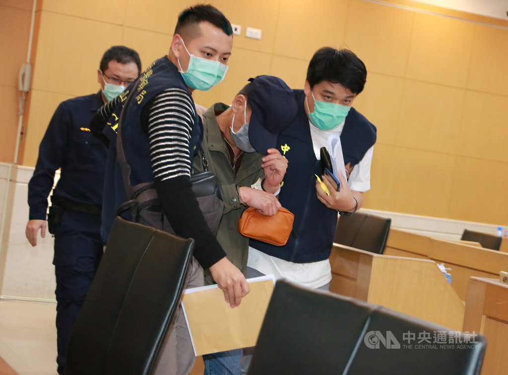 犯下板信商業銀行大直分行搶案的陳姓嫌犯(前中)3月31日落網,全案1日移送台北地檢署偵辦,北檢複訊後,晚間向法院聲請羈押禁見。中央社記者蕭博文攝 109年4月1日