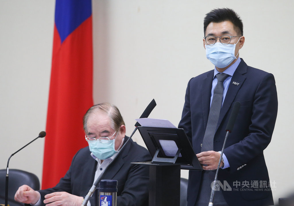 國民黨1日下午召開中常會,黨主席江啟臣(右)表示,針對行政院長蘇貞昌指責立委陳玉珍「沒資格當國會議員」,這是行政權對於立法權的不尊重,嚴重侵犯立法委員職權。中央社記者謝佳璋攝 109年4月1日