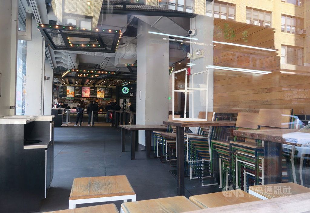 紐約州為減少人群聚集,自3月中起禁止餐廳內用,連鎖快餐店Shake Shack位於時報廣場附近的分店收起桌椅,僅供外帶與外送。中央社記者尹俊傑紐約攝 109年4月1日