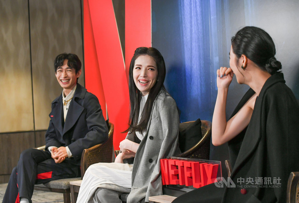 Netflix華語影集「誰是被害者」1日舉行演員訪問,演員許瑋甯(中)表示,本劇再度飾演記者難度高,為了取得受訪者信賴,有時候需要喬裝不同人物。(Netflix提供)中央社記者葉俐緯傳真 109年4月1日
