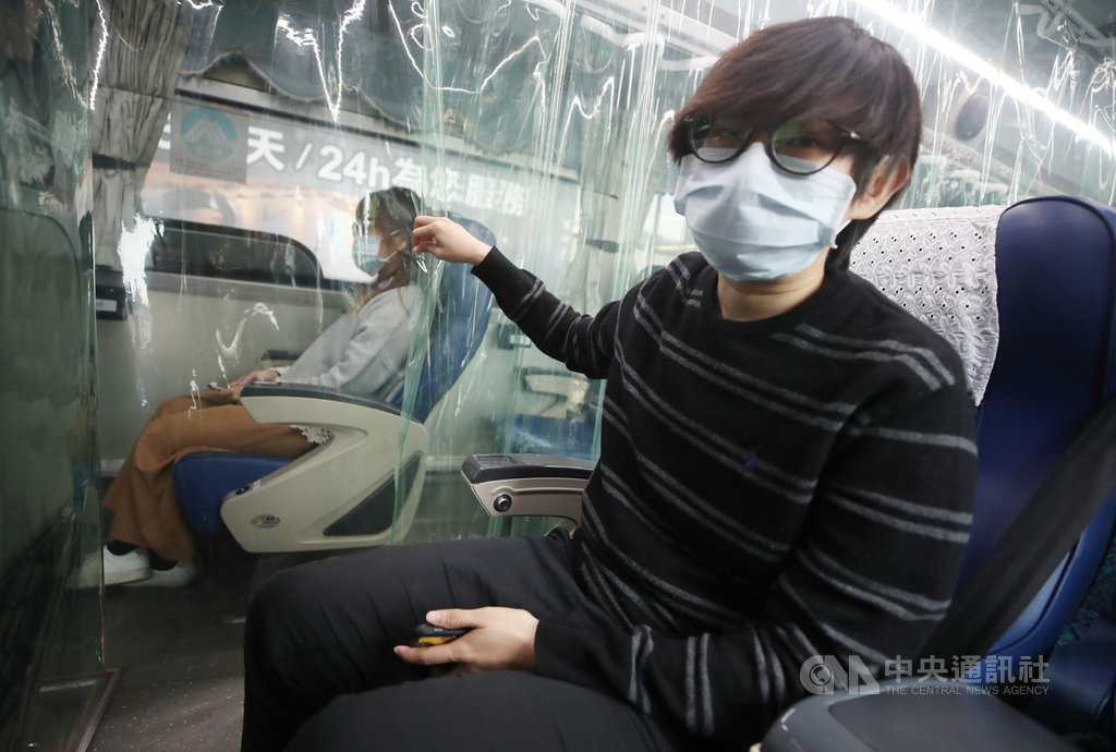 為加強保障搭乘旅客健康,國光客運推出全台首輛加裝透明隔簾的防疫專車,隔簾在座位側邊與前方,是經過防焰認證的透明PVC材質,2日上路,行駛台北往返台中路線,若旅客反應不錯,中長程班車會逐步加裝。中央社記者張新偉攝 109年4月1日