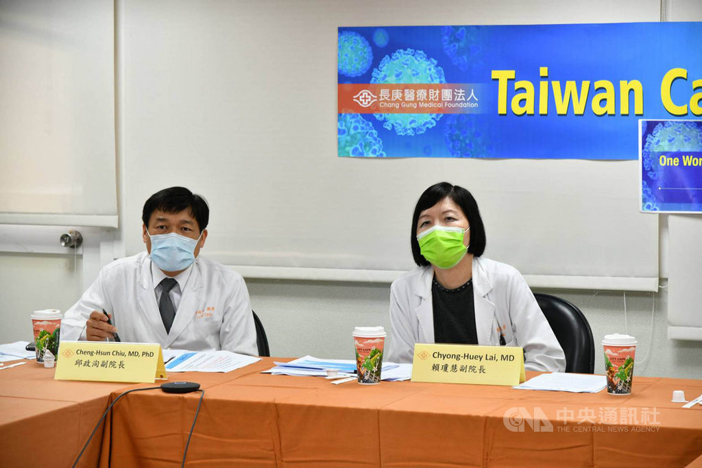 2019冠狀病毒疾病(COVID-19,武漢肺炎)疫情全球蔓延,台灣防疫成果驚豔國際,美國、加拿大多達100名醫師近日跨海透過視訊向長庚醫院取經;林口長庚醫院副院長賴瓊慧(右)除分享台灣政府防疫措施,也分享醫院如何安排患者動線。(長庚醫院提供)中央社記者張茗喧傳真 109年4月1日