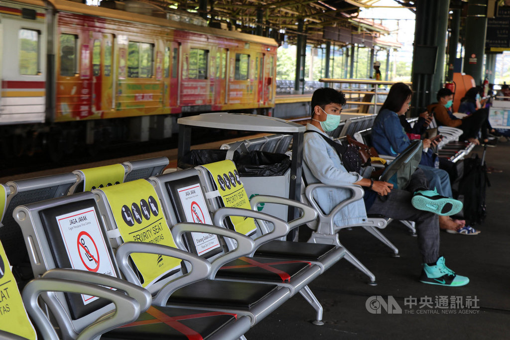 位於雅加達的甘比爾車站是雅加達3個長途火車站之一,也有頻繁的通勤列車停靠,因武漢肺炎疫情影響,3月31日的車站顯得冷清。中央社記者石秀娟雅加達攝 109年4月1日