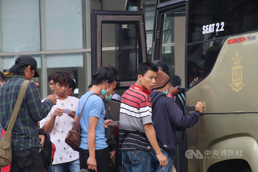 印尼首都雅加達有許多外來人口,許多經濟活動因武漢肺炎停擺,許多暫時失業的人選擇在齋戒月前返鄉。圖為民眾3月28日在雅加達的布洛格邦客運站搭車。中央社記者石秀娟雅加達攝 109年4月1日