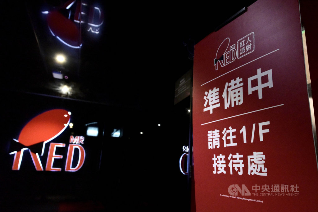香港昨天爆發一起卡拉OK群聚感染武漢肺炎事件,一場7人聚會有5人確診,專家建議港府關閉類似場所。圖為涉事暫停營業的卡拉OK房。(中通社提供)中央社 109年4月1日