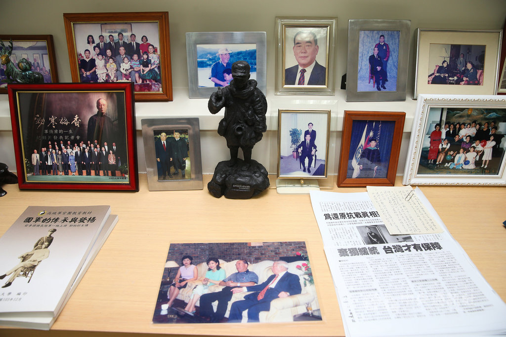 前行政院長郝柏村3月30日因病去世,享嵩壽101歲;他生前使用書房1日公開給媒體拍攝。房內的台面上擺放許多照片及書面資料。中央社記者謝佳璋攝 109年4月1日