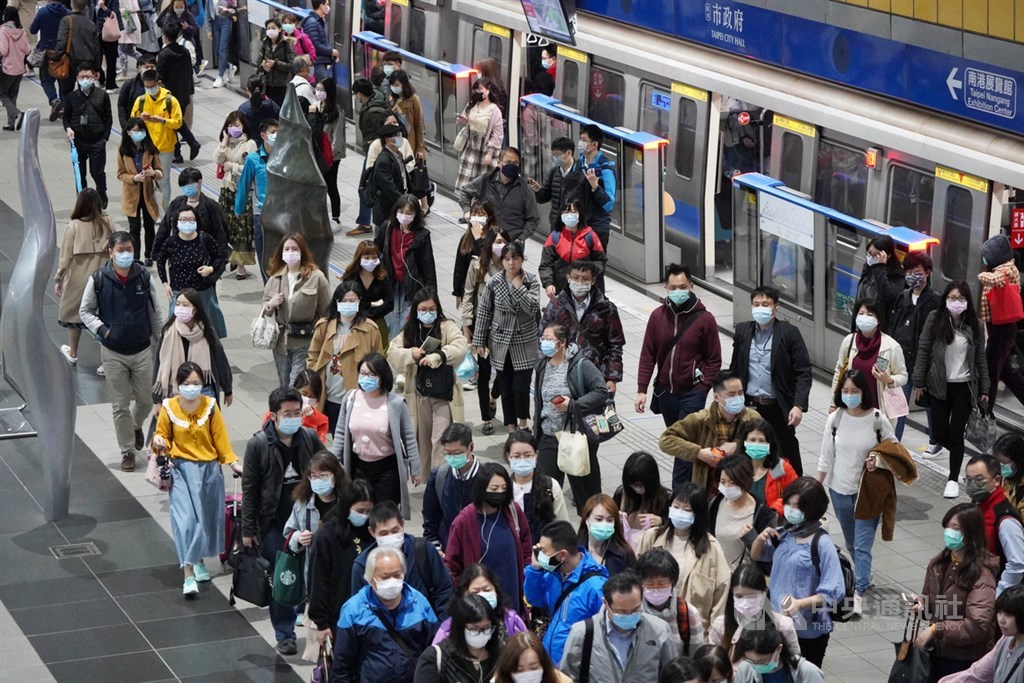 口罩實名制2.0第三輪自1日開放登記,取貨時間為9日到15日。圖為1日上午搭乘台北捷運通勤的民眾幾乎都有戴口罩。中央社記者徐肇昌攝 109年4月1日