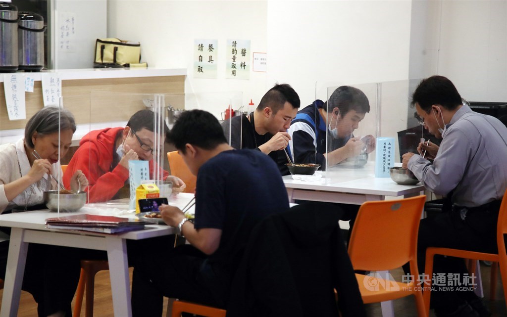 武漢肺炎(2019冠狀病毒疾病,COVID-19)疫情持續延燒,中央流行疫情指揮中心31日指出,目前初步規劃,在非特定人場所,室外社交距離建議應至少保持1公尺,室內至少1.5公尺。圖為台北市政府地下餐廳109年3月26日民眾隔著透明擋板用餐。中央社記者張新偉攝 109年3月31日
