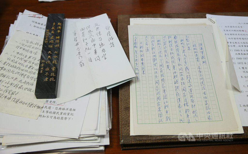 前行政院長郝柏村3月30日因病去世,享嵩壽101歲。他生前使用書房1日開放給媒體拍攝,桌上留有許多珍貴手稿。中央社記者謝佳璋攝 109年4月1日