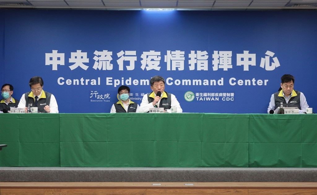 中央流行疫情指揮中心1日宣布「社交距離注意事項」,明訂室內應保持1.5公尺、室外保持1公尺距離。指揮中心副指揮官陳宗彥(前排右起)、指揮官陳時中與專家諮詢小組召集人張上淳1日記者會座位間也加大了距離。(中央流行疫情指揮中心提供)中央社 109年4月1日