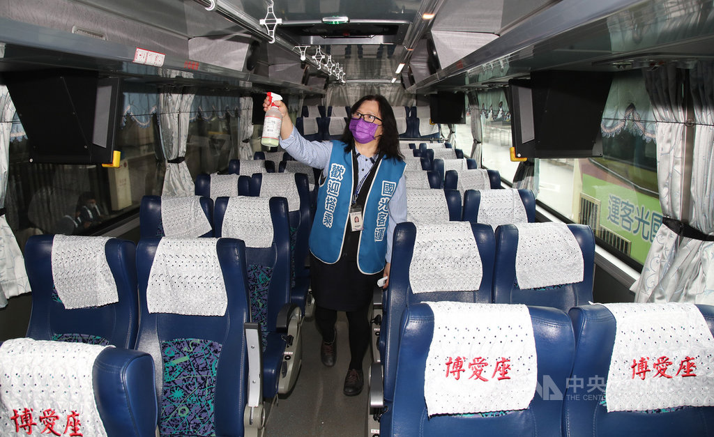國光客運每輛車每天出車前都會依據SOP執行清潔消毒,包括門把、欄杆、座椅扶手等旅客經常觸摸處,以75%稀釋酒精擦拭等,加強防疫。中央社記者張新偉攝 109年4月1日
