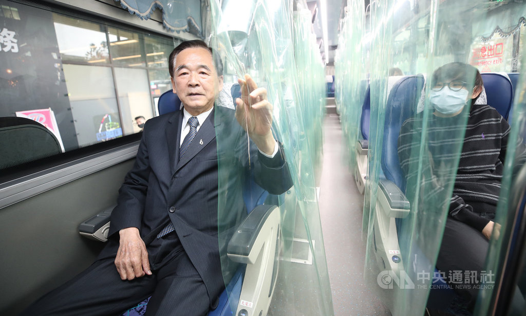 國光客運1日推出首輛座椅有透明隔簾的防疫專車,國光客運副董事長王應傑(前左)說,因應疫情帶來的衝擊,除期待政府紓困,企業還是要努力自救突圍,盡所有可能重建消費者的信賴。中央社記者張新偉攝 109年4月1日