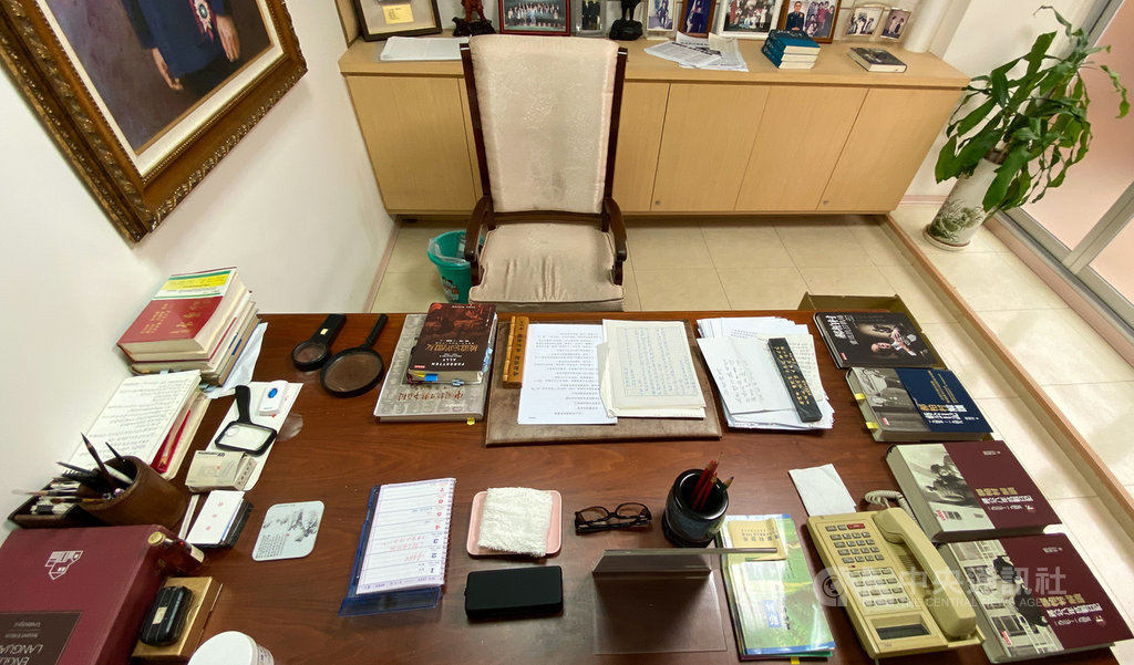 前行政院長郝柏村3月30日因病去世,享嵩壽101歲;他生前使用書房1日公開給媒體拍攝。圖為辦公桌上的擺設。中央社記者謝佳璋攝 109年4月1日