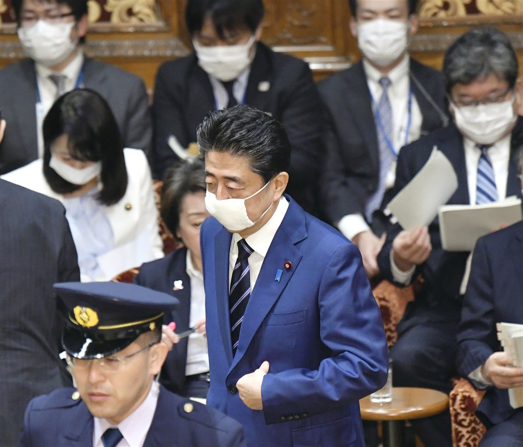 武漢肺炎疫情擴大,日本口罩嚴重缺貨,日本首相安倍晉三(中)表示,4月中旬開始將對全國每戶發放兩片布製口罩,並要求民眾不要去密閉空間等「3密」環境。(共同社提供)