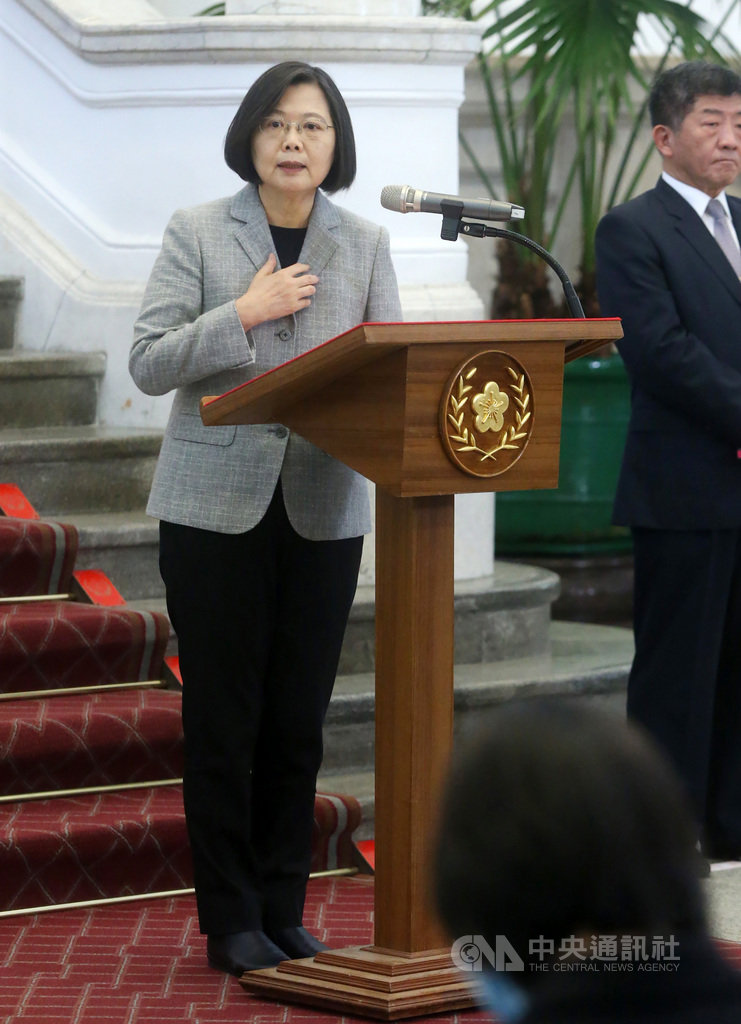 總統蔡英文(左)1日在總統府敞廳發表談話表示,台灣防疫要打國際盃,願意在口罩、藥物、技術3項目對國際提供協助;至於國際盃是否包括中國大陸,她說,只要有需要,台灣有能力,都會幫忙。中央社記者鄭傑文攝 109年4月1日