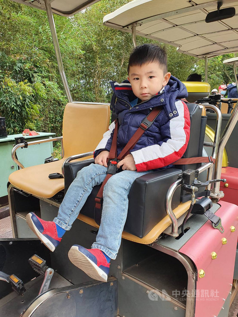 苗栗縣舊山線鐵道自行車原限定7歲以上始能搭乘,縣府及營運團隊為便利親子同遊,1日發表專屬幼童安全座椅,開放3至6歲幼童搭乘。中央社記者管瑞平攝 109年4月1日