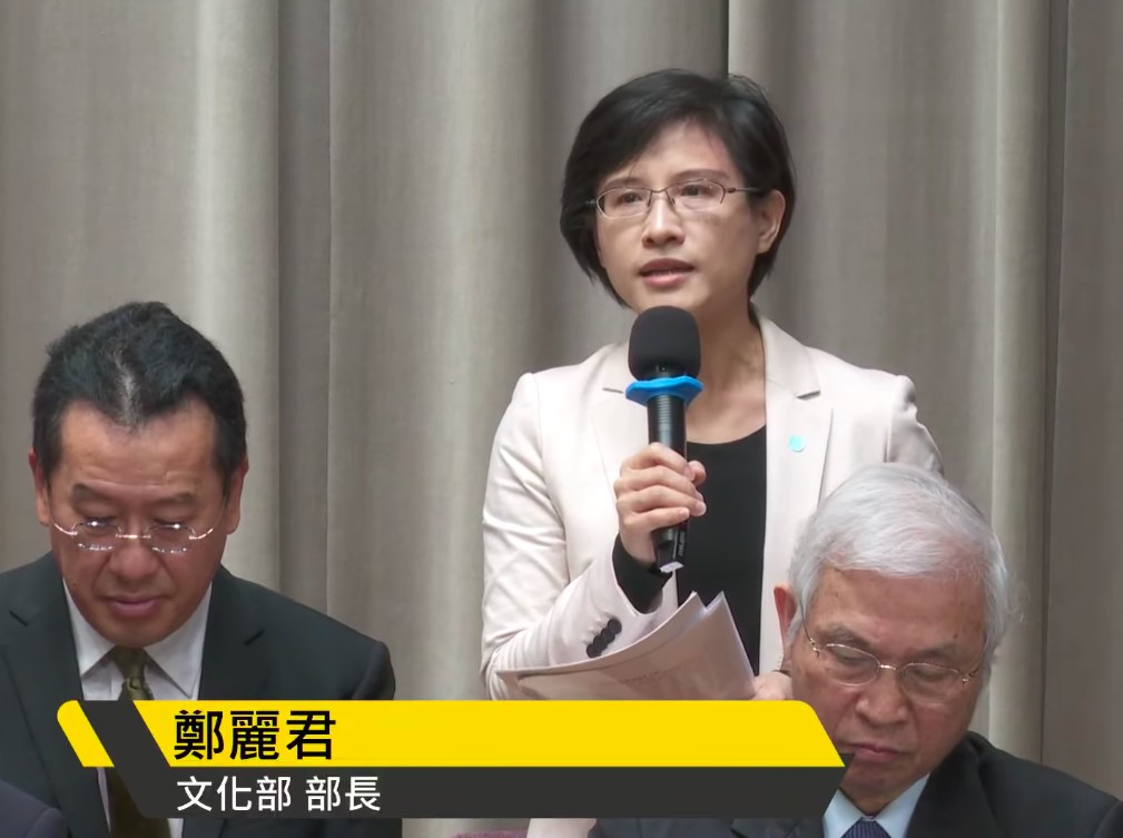 行政院擴大紓困各類型藝文產業,文化部長鄭麗君2日指出,加強補助預算可望達到18億元。(圖取自facebook.com/ey.gov.tw)