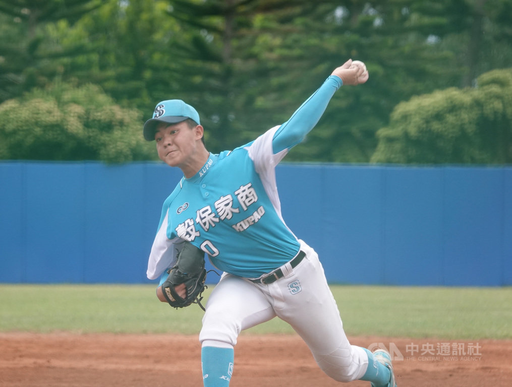 2020年東岸聯盟U18棒球邀請賽,穀保家商隊2日與普門中學交手,穀保3任投手聯手壓制對手打線,林子崴(圖)先發投3局僅被敲出1支安打,投出5次三振,最終穀保以3比0拿下預賽4連勝。中央社記者謝靜雯攝 109年4月2日