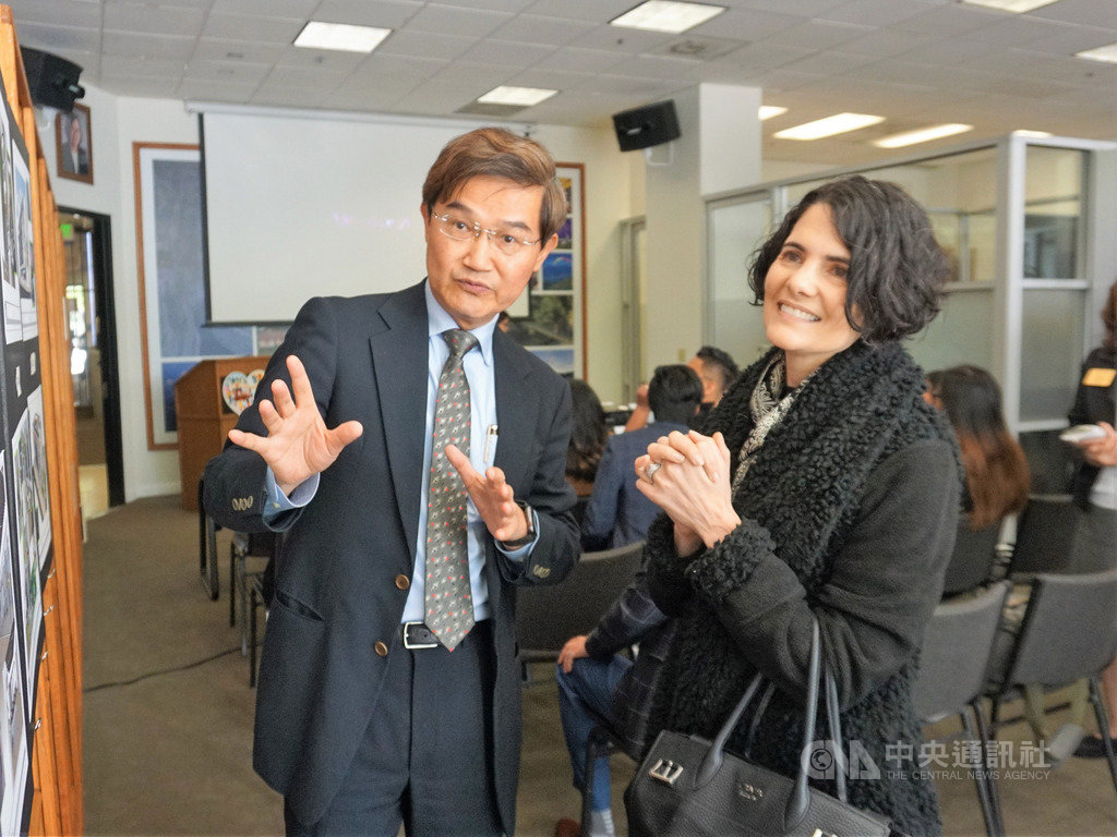 駐洛杉磯台北經濟文化辦事處長朱文祥(左)表示,曾向洛杉磯副市長何契珍(右)交換防疫資訊。朱文祥表示,辦事處人員提供台灣的防疫措施,給洛杉磯市府參考,幾乎天天聯繫。照片攝於3月6日。中央社記者林宏翰洛杉磯攝 109年4月2日