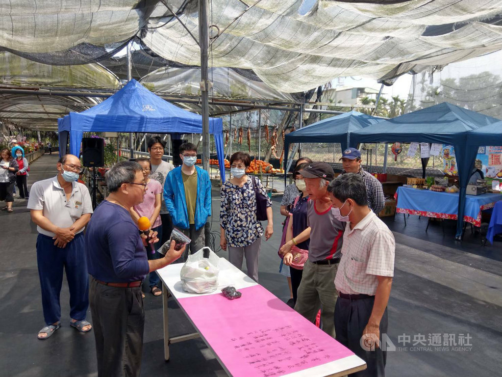 武漢肺炎疫情衝擊台灣花卉內外銷市場,屏東縣九如鄉北玄宮每年舉辦的「台灣蘭花節」春假加開一場,希望刺激買氣,並要求進場民眾配戴口罩,嚴格防疫。中央社記者郭芷瑄攝 109年4月2日