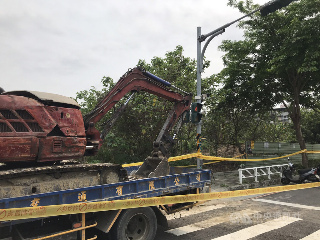 高雄捷運橋頭糖廠站前一號出口外的空地,2日被工人挖出膠桶內塞有腐屍,尚待警方進一步辨識性別,警方封鎖現場調查中。(警方提供)中央社記者王淑芬傳真 109年4月2日