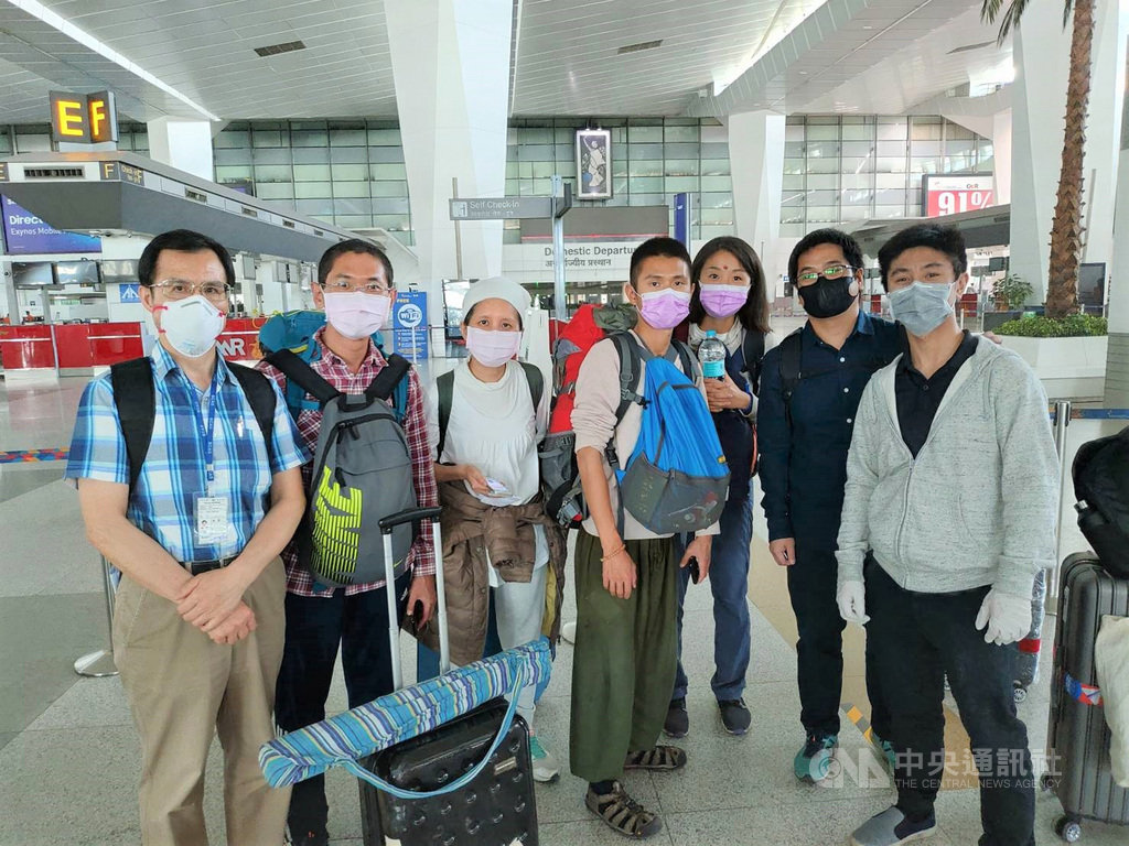 駐印度代表處副代表陳志浩 (左1)1日起連續兩天在新德里英蒂拉‧甘地機場,協助台灣旅客搭乘日本航空、全日空的日本撤僑專機到東京轉機回台。(駐印度代表處提供)中央社記者康世人新德里傳真 109年4月2日