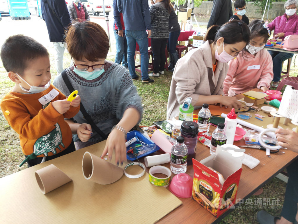 苗栗縣政府水利處2日首次舉辦「親子公園參與設計工作坊」,邀通霄鎮、苑裡鎮家長與小朋友一同參與苑裡親子公園規劃與設計,以黏土、紙板等素材打造屬於自己的公園。(苗栗縣政府提供)中央社記者管瑞平傳真 109年4月2日