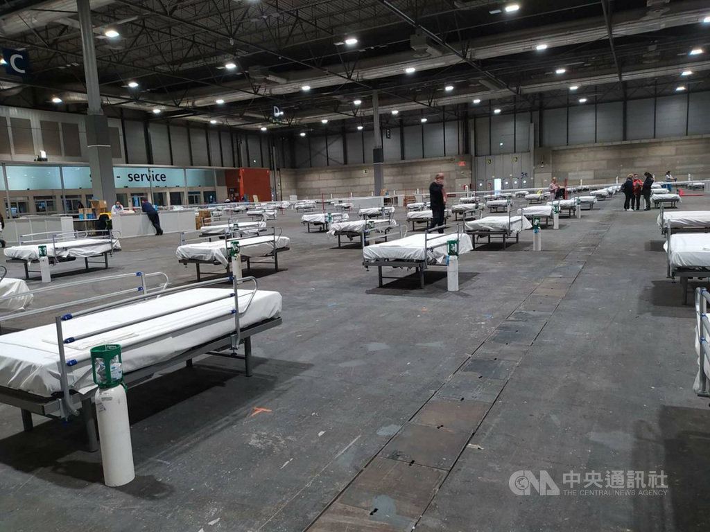 西班牙武漢肺炎疫情嚴峻,確診個案超過10萬例,由於病床不足,首都馬德里的展覽中心建置臨時醫院,可容納5500張病床。(家屬提供)中央社記者郝雪卿傳真 109年4月2日
