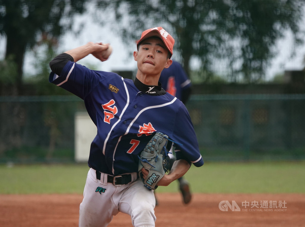 2020年東岸聯盟U18棒球邀請賽,台東聯隊高三投手羅俊恩(圖)復出,2日與新北市聯隊交手,總計投5局僅被敲出1支安打,投出4次三振,也投出偏多4次保送、無失分,球隊延長賽以4比5吞敗,羅俊恩無關勝敗。中央社記者謝靜雯攝 109年4月2日