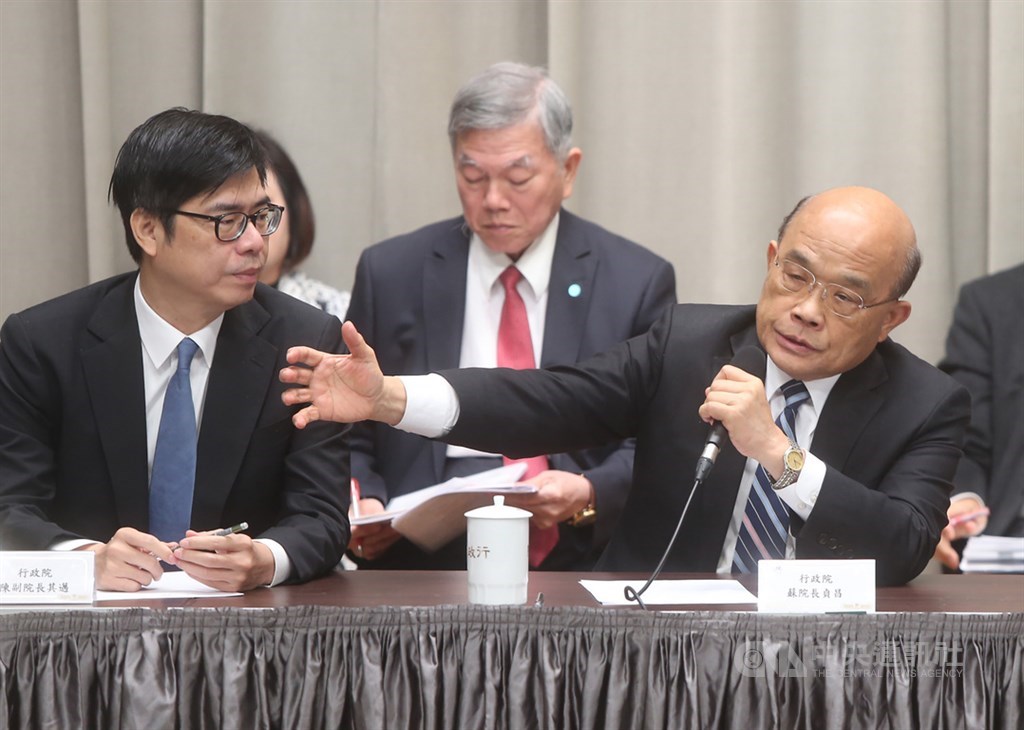 行政院2日舉行臨時院會,通過「嚴重特殊傳染性肺炎防治及紓困振興特別條例」修正草案,行政院長蘇貞昌(右)在會後記者會表示,疫情險峻,過去特別預算是針對中國疫情,現在針對全世界疫情,要增加預算,所以準備用新台幣1兆500億護台灣。中央社記者鄭傑文攝 109年4月2日