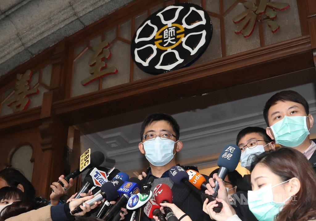 台灣師範大學一名學生確診2019冠狀病毒疾病(COVID-19,武漢肺炎),校方建議全校各系所於6日至17日的課程採遠距授課。副校長印永翔(中)2日強調,校方的遠距教學規劃全面實施後,一定會要求教師做好上課紀錄和學習成就歷程,確保學生的學習效果。中央社記者張新偉攝 109年4月2日