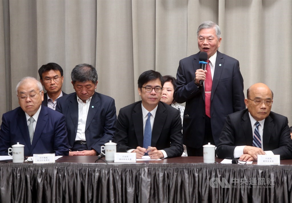 因應武漢肺炎疫情紓困,政府將推動酷碰券刺激消費。經濟部長沈榮津(右2)2日在行政院表示,這次提出「你消費我來折扣回饋」,將透過平台協助,老人的部分也會用敬老卡來協助,每人每月上限新台幣1000元,待疫情紓緩時推動。中央社記者鄭傑文攝 109年4月2日