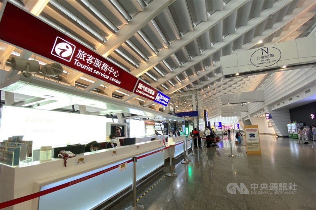 一名觀光局主管兒子返台後經篩檢確診武漢肺炎,被主管派去接機的觀光局機場員工及其5歲幼子也染疫,引發外界關注。中央社記者邱俊欽桃園機場攝 109年4月2日